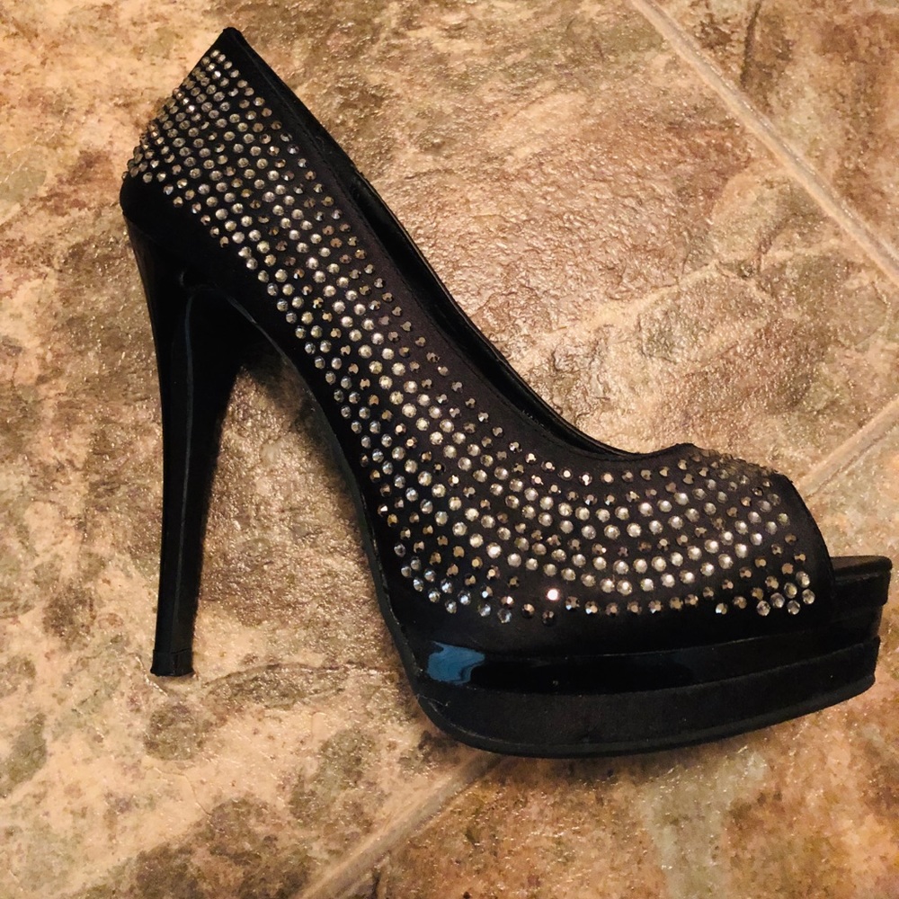 Le chateau pumps